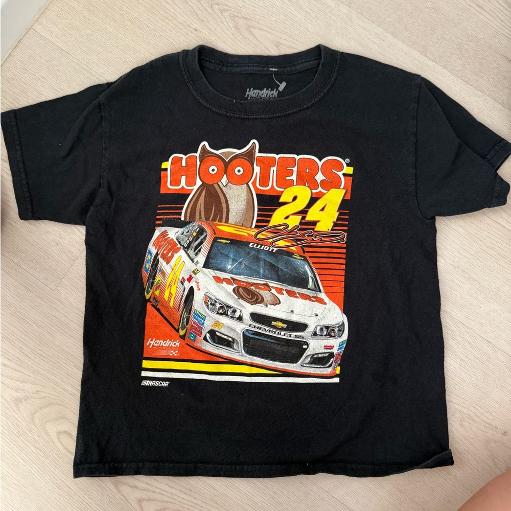 Hooters x Hendrick Motorsports
NASCAR Tee - Youth XS (Fits Women's
XXS/XS)